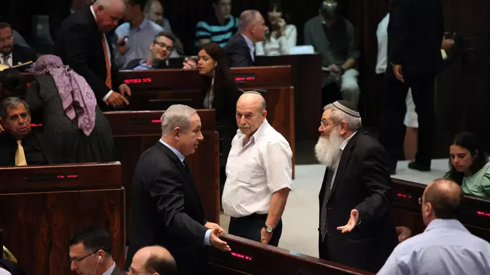 בנימין נתניהו, ניסן סמוליאנסקי ואלי בן דהן בדיון על תקציב המדינה במליאת הכנסת. יולי 2013