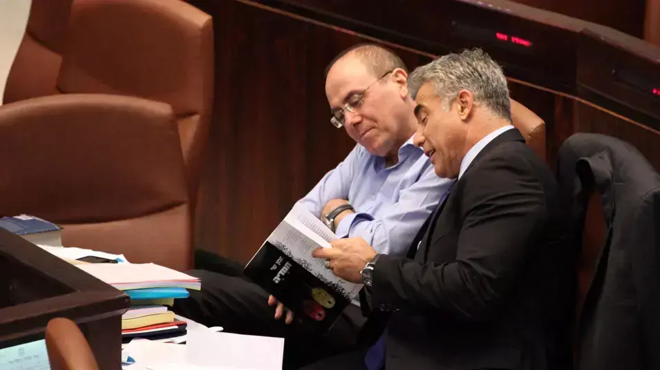 יאיר לפיד וסילבן שלום מעיינים יחד בספרו של נחמן שי בעת דיון על התקציב בכנסת. יולי 2013 יאיר לפיד וסילבן שלום מעיינים יחד בספרו של נחמן שי בעת דיון על התקציב בכנסת. יולי 2013
