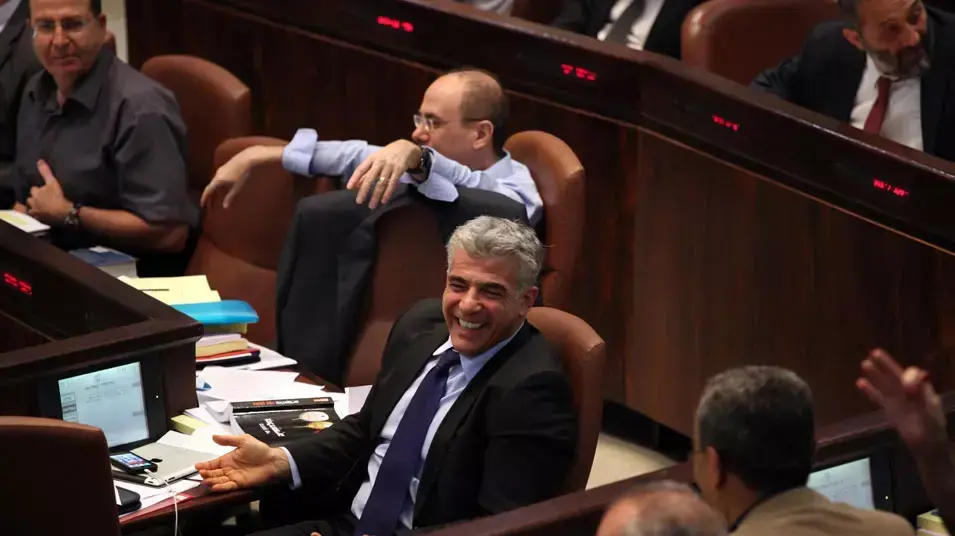 יאיר לפיד צוחק בעת הדיון על תקציב המדינה. יולי 2013 יאיר לפיד צוחק בעת הדיון על תקציב המדינה. יולי 2013