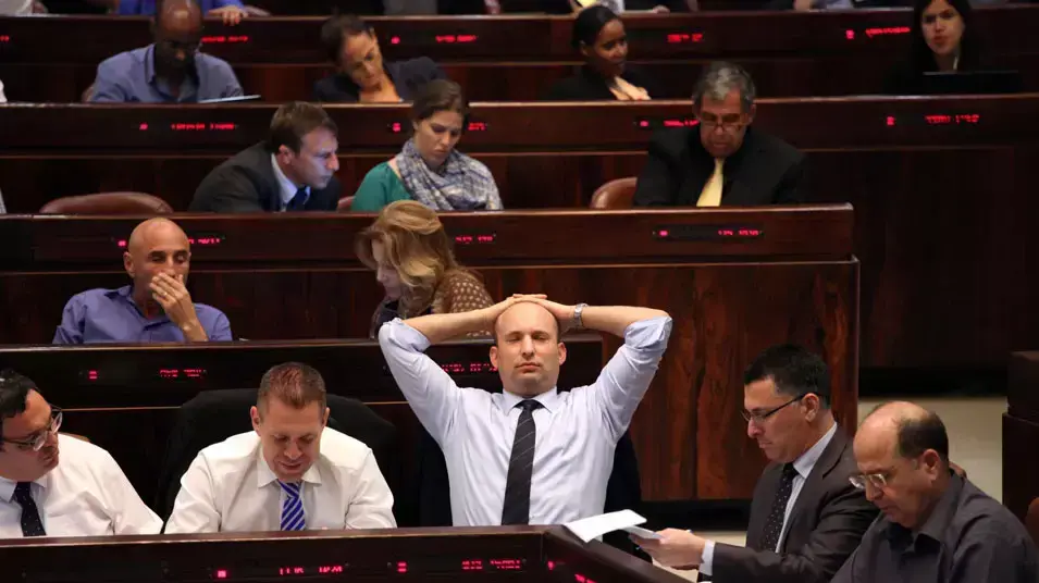 משה (בוגי) יעלון, גדעון סער, נפתלי בנט, גלעד ארדן ועפר שלח בדיון על התקציב בכנסת. יולי 2013