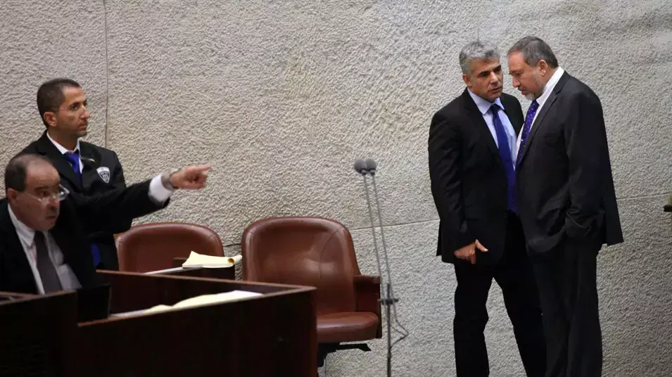 יאיר לפיד ואביגדור ליברמן בדיון על תקציב המדינה בכנסת. יולי 2013
