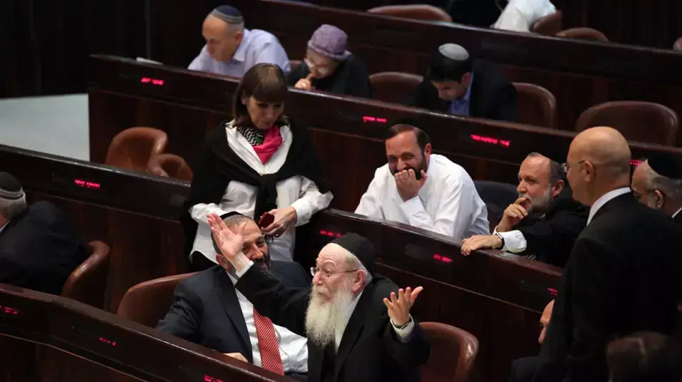 מאיר פורוש, לימור לבנת ואריה דרעי במליאת הכנסת בדיון על תקציב המדינה. יולי 2013 מאיר פורוש, לימור לבנת ואריה דרעי במליאת הכנסת בדיון על תקציב המדינה. יולי 2013