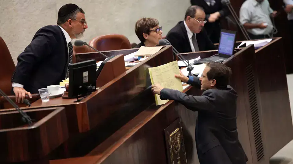 יצחק בוז'י הרצוג במליאת הכנסת בדיון על תקציב המדינה. יולי 2013 יצחק בוז'י הרצוג במליאת הכנסת בדיון על תקציב המדינה. יולי 2013