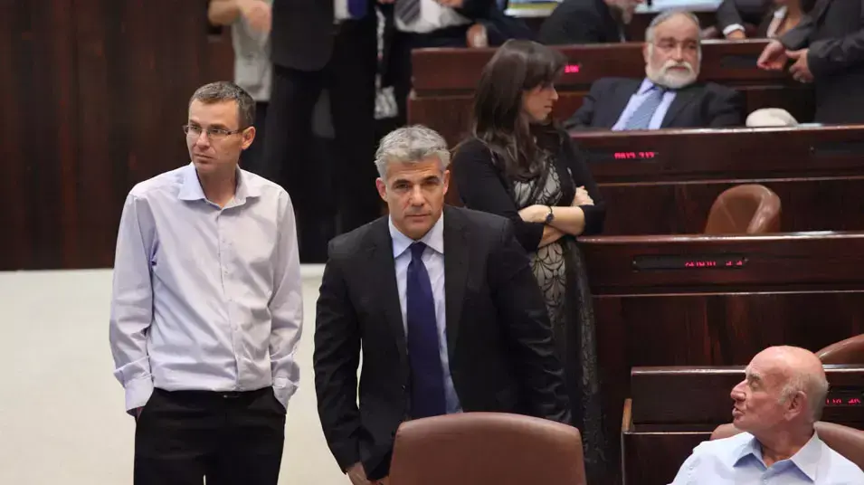 יאיר לפיד ויריב לוין בדיון על תקציב המדינה במליאת הכנסת. יולי 2013