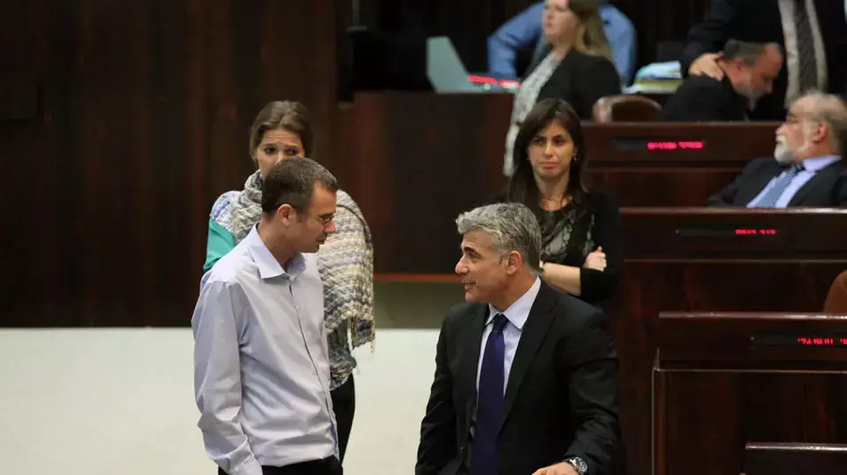 יאיר לפיד ויריב לוין בדיון על תקציב המדינה במליאת הכנסת. יולי 2013 יאיר לפיד ויריב לוין בדיון על תקציב המדינה במליאת הכנסת. יולי 2013