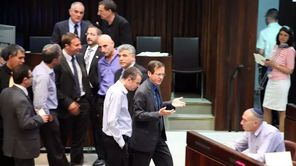 יצחק בוז'י הרצוג במליאת הכנסת בדיון על תקציב המדינה. יולי 2013