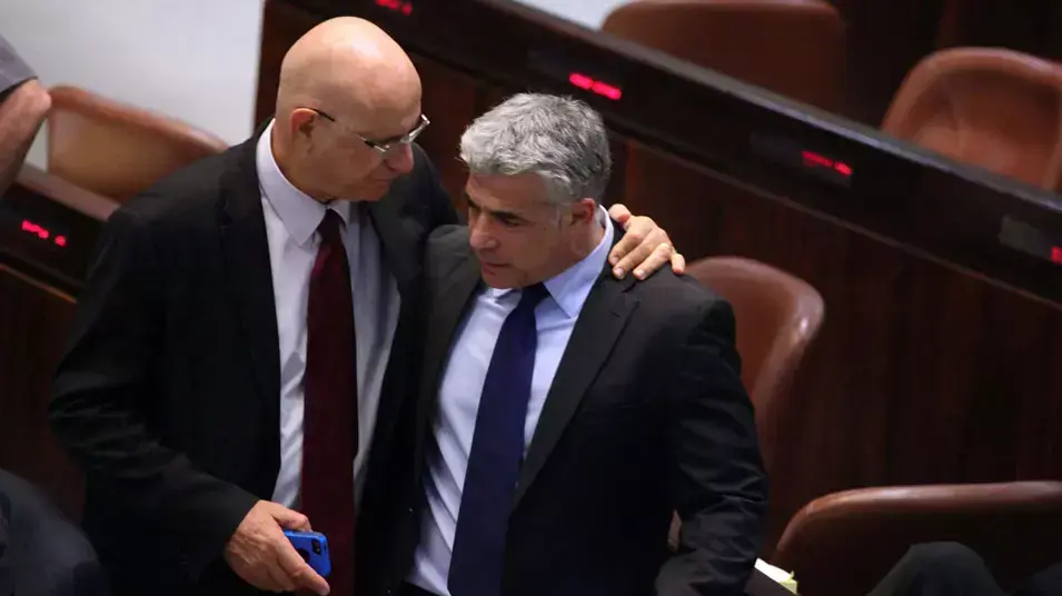 אבישי ברוורמן ויאיר לפיד בכנסת בדיון על התקציב. יולי 2013 אבישי ברוורמן ויאיר לפיד בכנסת בדיון על התקציב. יולי 2013