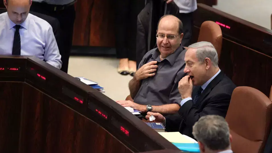 בנימין נתניהו ומשה (בוגי) יעלון בכנסת בדיון על התקציב. יולי 2013