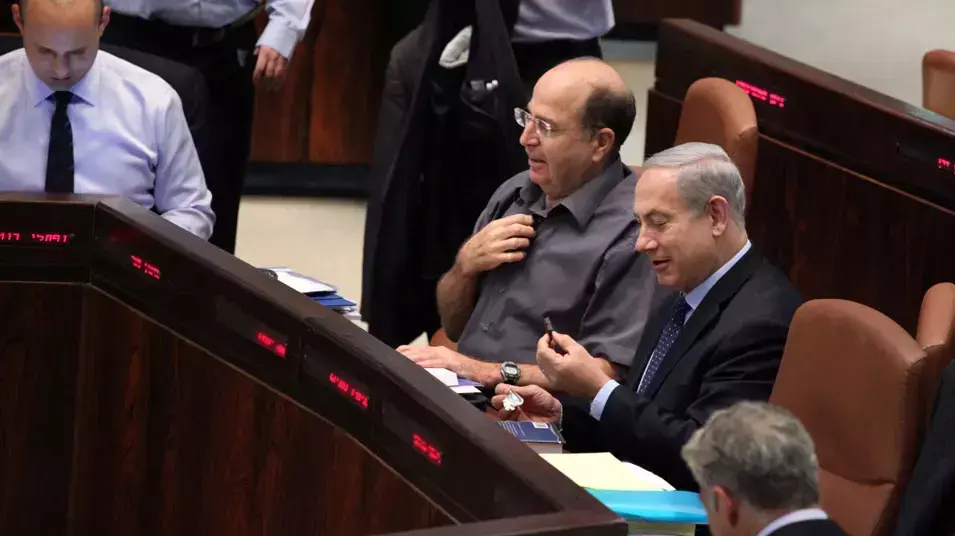 בנימין נתניהו ומשה (בוגי) יעלון בכנסת בדיון על התקציב. יולי 2013