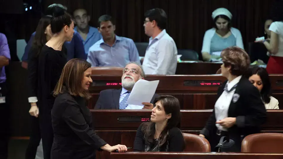 יו"ר האופוזיציה שלי יחימוביץ' משוחחת עם סגנית השר ציפי חוטובלי