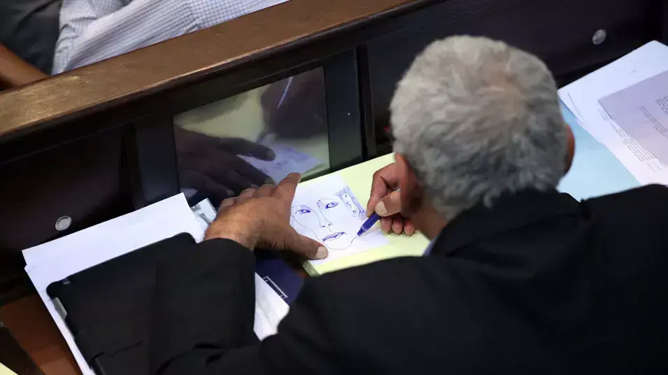 משה מזרחי מצייר בעת הדיון על התקציב במליאת הכנסת. יולי 2013
