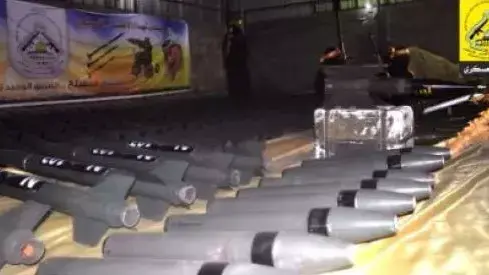 ביום בו נפתח המו"מ, תצוגת תכלית  של כלי נשק ואמצעי לחימה  באתר  גדודי אל-אקצא של הפת"ח, יולי 2013