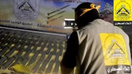 ביום בו נפתח המו"מ, תצוגת תכלית  של כלי נשק ואמצעי לחימה  באתר  גדודי אל-אקצא של הפת"ח, יולי 2013