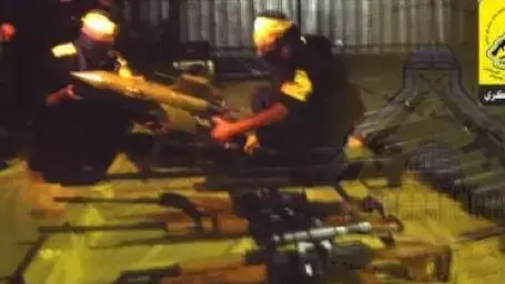 ביום בו נפתח המו"מ, תצוגת תכלית  של כלי נשק ואמצעי לחימה  באתר  גדודי אל-אקצא של הפת"ח, יולי 2013