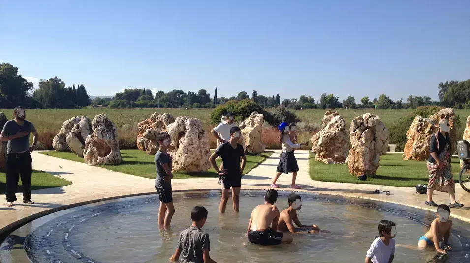 חרדים מתרחצים באנדרטת אסון המסוקים חרדים מתרחצים באנדרטת אסון המסוקים