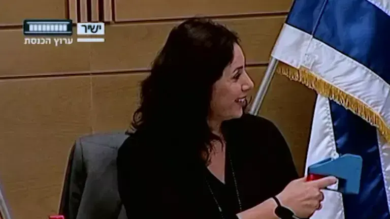צפו: מירי רגב "מאיימת" על ניצב אקסול באקדח