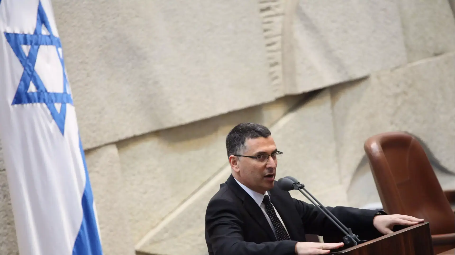 גדעון סער במליאת הכנסת. יולי 2013 גדעון סער במליאת הכנסת. יולי 2013
