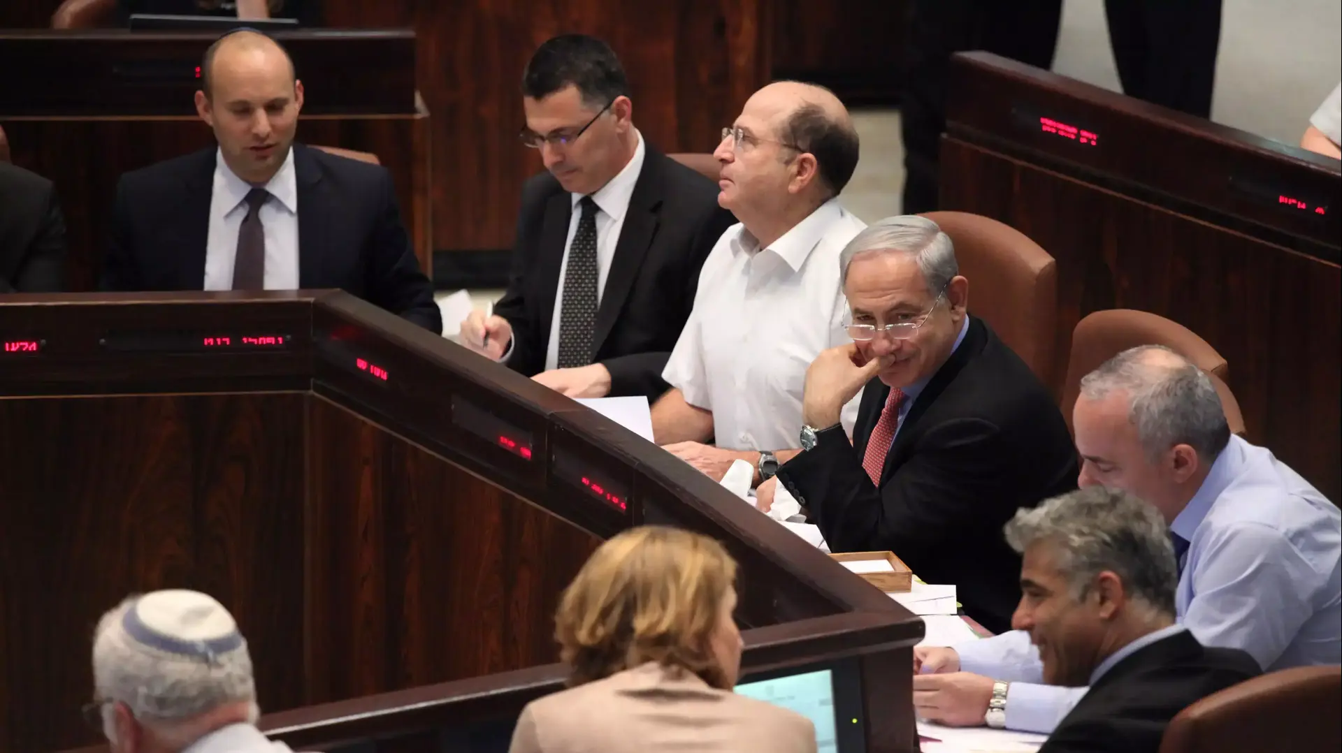 משה (בוגי) יעלון, בנימין נתניהו גדעון סער ונפתלי בנט במליאת הכנסת בדיון על חוק המשילות משה (בוגי) יעלון, בנימין נתניהו גדעון סער ונפתלי בנט במליאת הכנסת בדיון על חוק המשילות