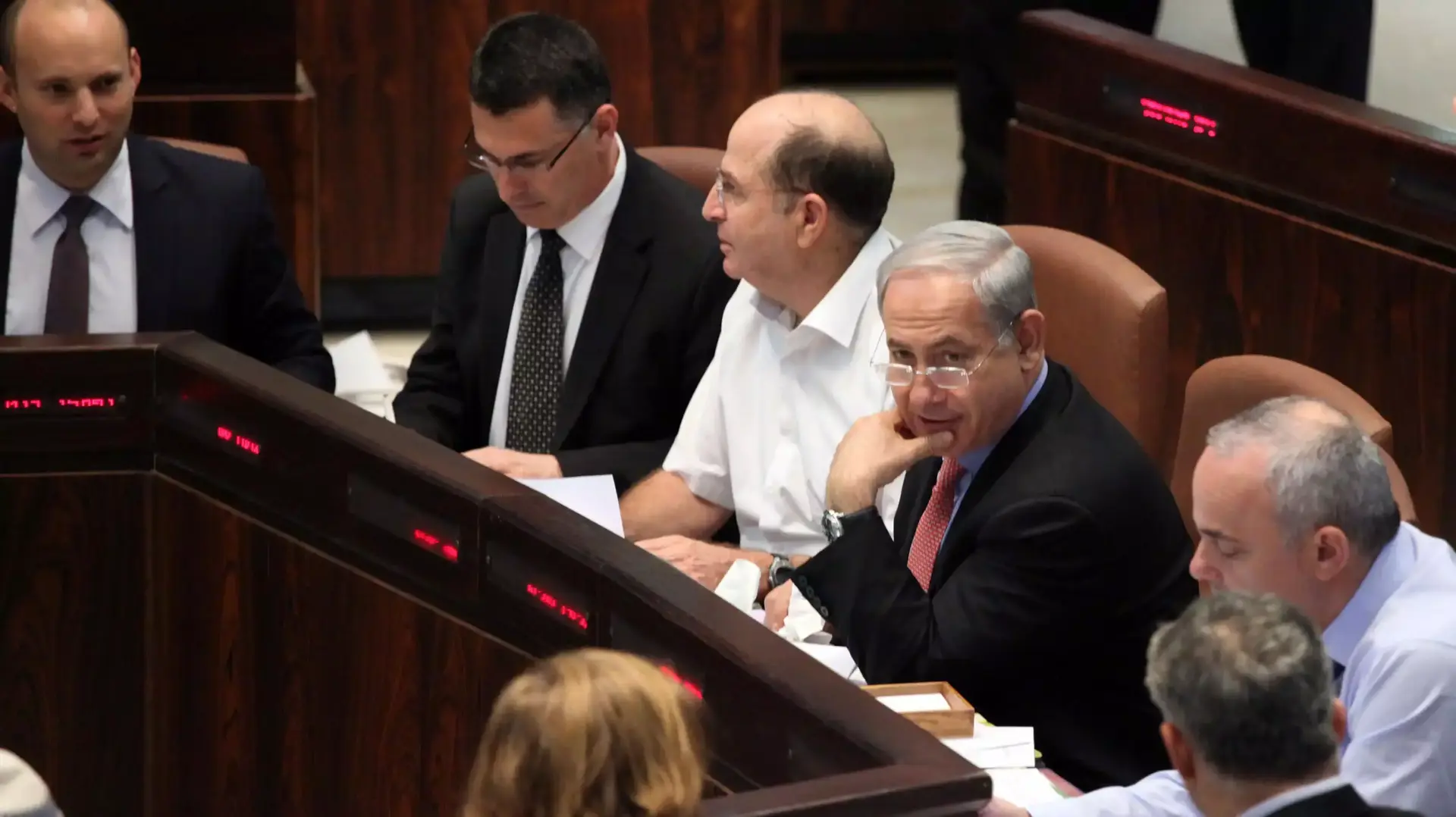 משה (בוגי) יעלון, בנימין נתניהו גדעון סער ונפתלי בנט במליאת הכנסת בדיון על חוק המשילות