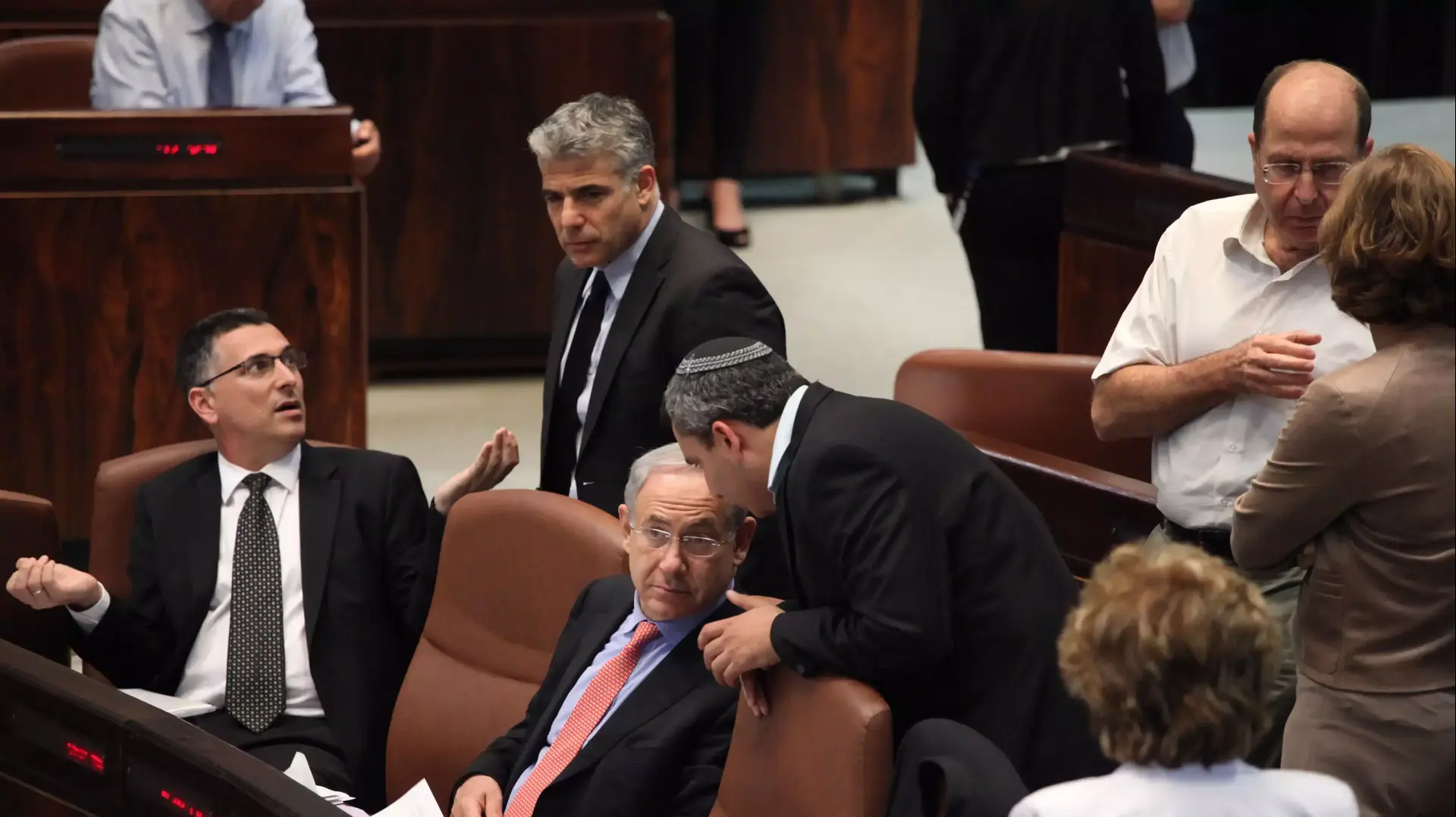 משה (בוגי) יעלון, זאב אלקין, יאיר לפיד, בנימין נתניהו וגדעון סער במליאת הכנסת בדיון על חוק המשילות