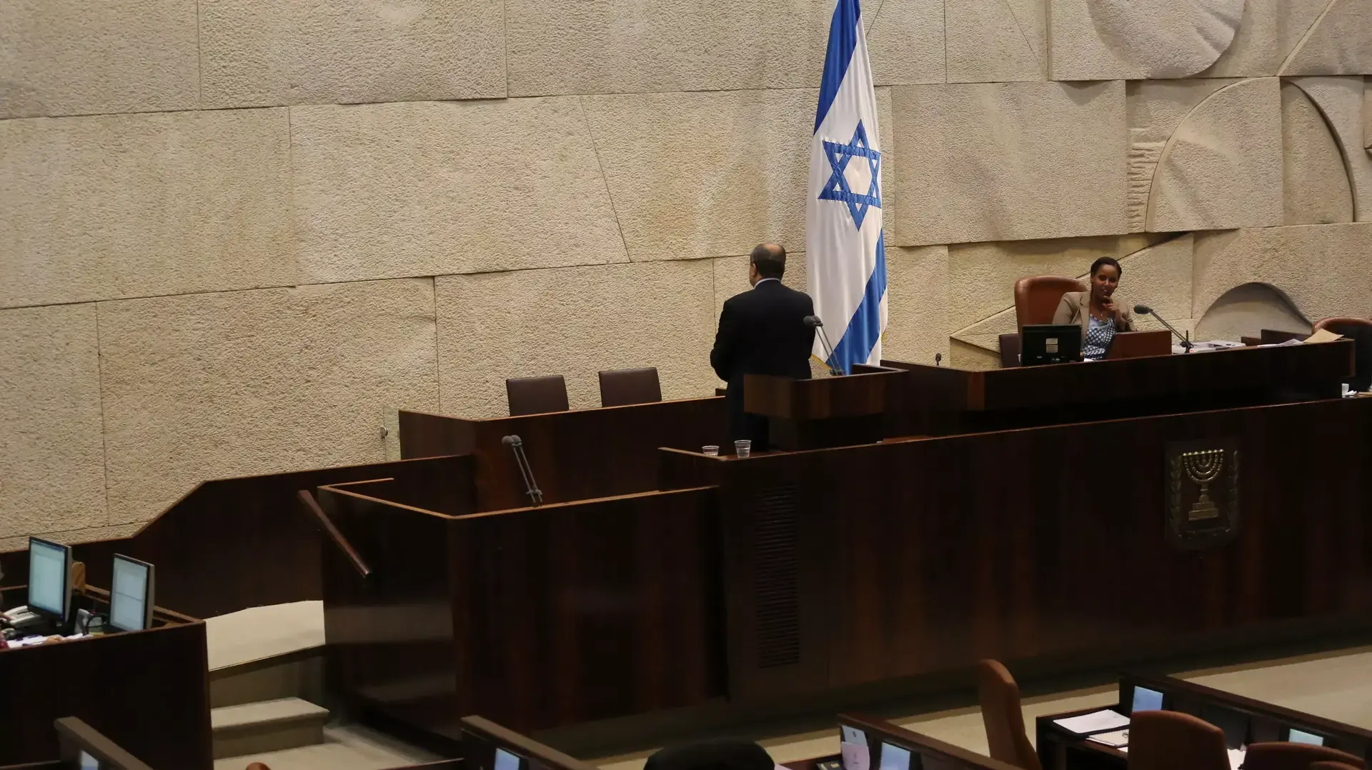אחמד טיבי שותק ומפנה את גבו על דוכן הכנסת בדיון על חוק המשילות אחמד טיבי שותק ומפנה את גבו על דוכן הכנסת בדיון על חוק המשילות