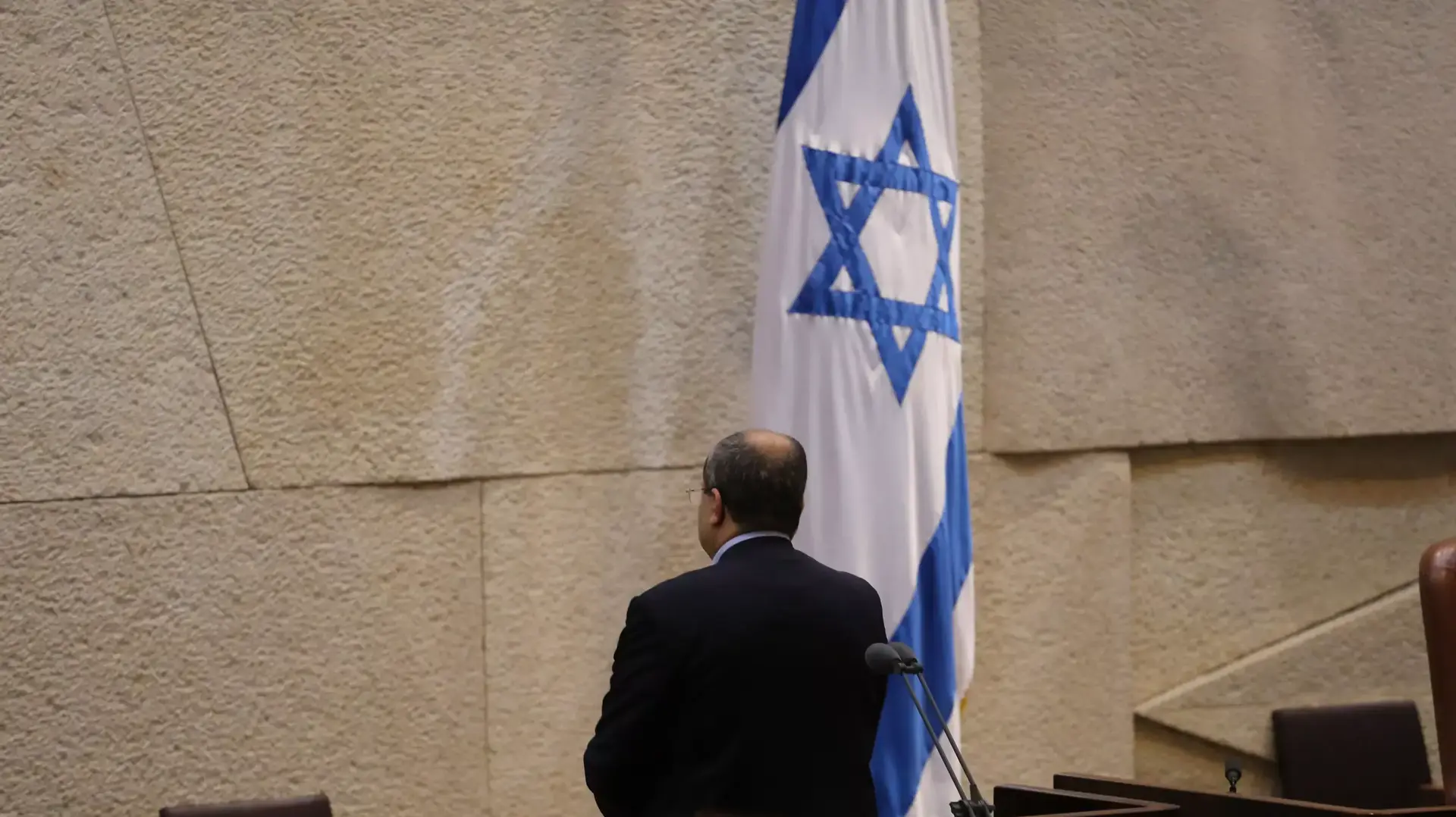 אחמד טיבי שותק ומפנה את גבו על דוכן הכנסת בדיון על חוק המשילות אחמד טיבי שותק ומפנה את גבו על דוכן הכנסת בדיון על חוק המשילות
