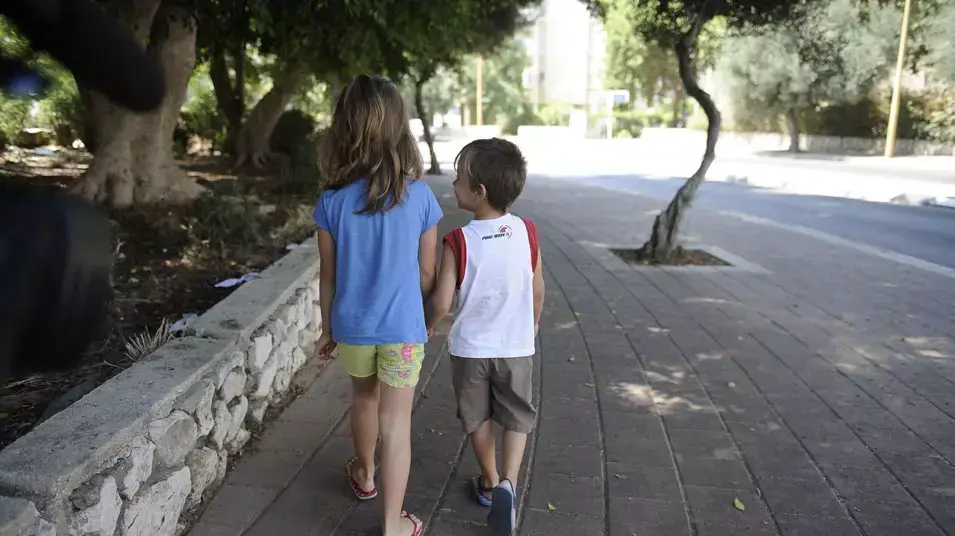 שני ילדים אוקראינים יתומים שישראל מונעת את האימוץ שלהם והם מועמדים לגירוש. אוגוסט 2013