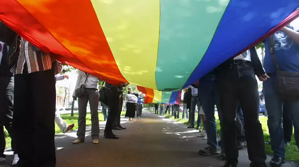 מפגינים ברוסיה נגד חוקים האוסרים על קיום יחסים הומוסקסואליים מפגינים ברוסיה נגד חוקים האוסרים על קיום יחסים הומוסקסואליים
