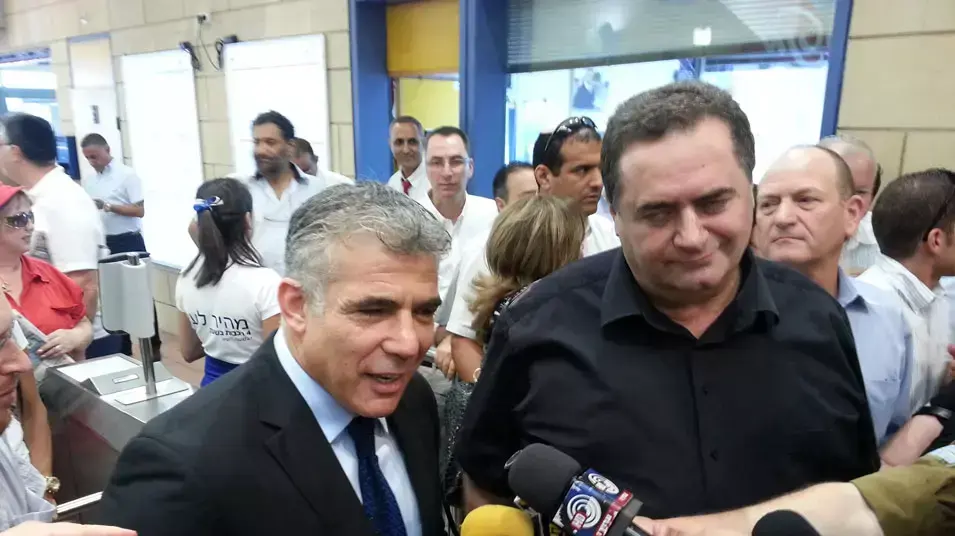 שר התחבורה ישראל כץ ושר האוצר יאיר לפיד שר התחבורה ישראל כץ ושר האוצר יאיר לפיד