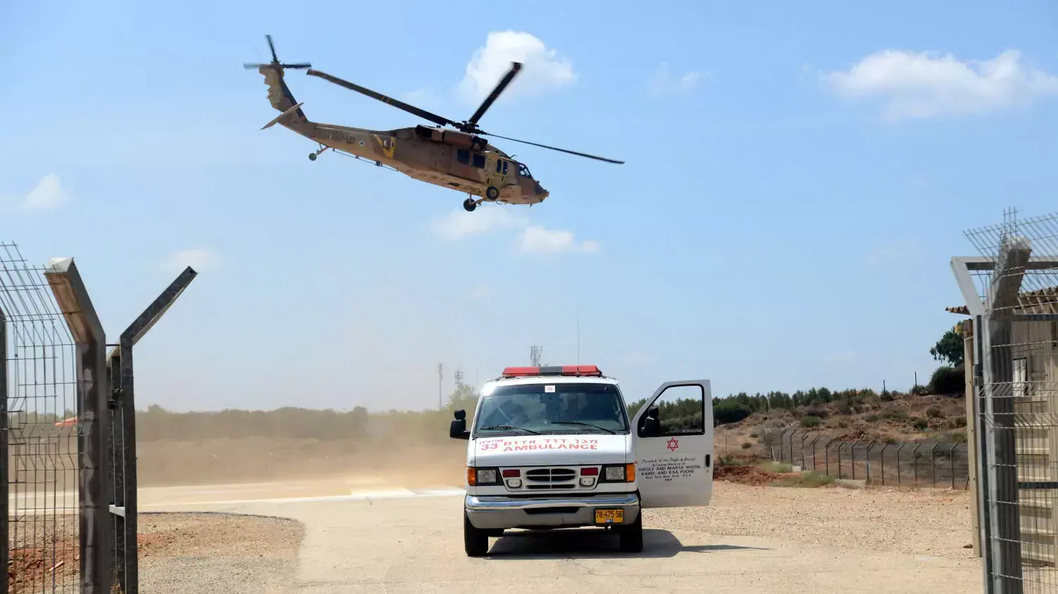 הפצועים מהתאונה בכביש 6 מגיעים לביה"ח קפלן ברחובות. אוגוסט 2013 הפצועים מהתאונה בכביש 6 מגיעים לביה"ח קפלן ברחובות. אוגוסט 2013