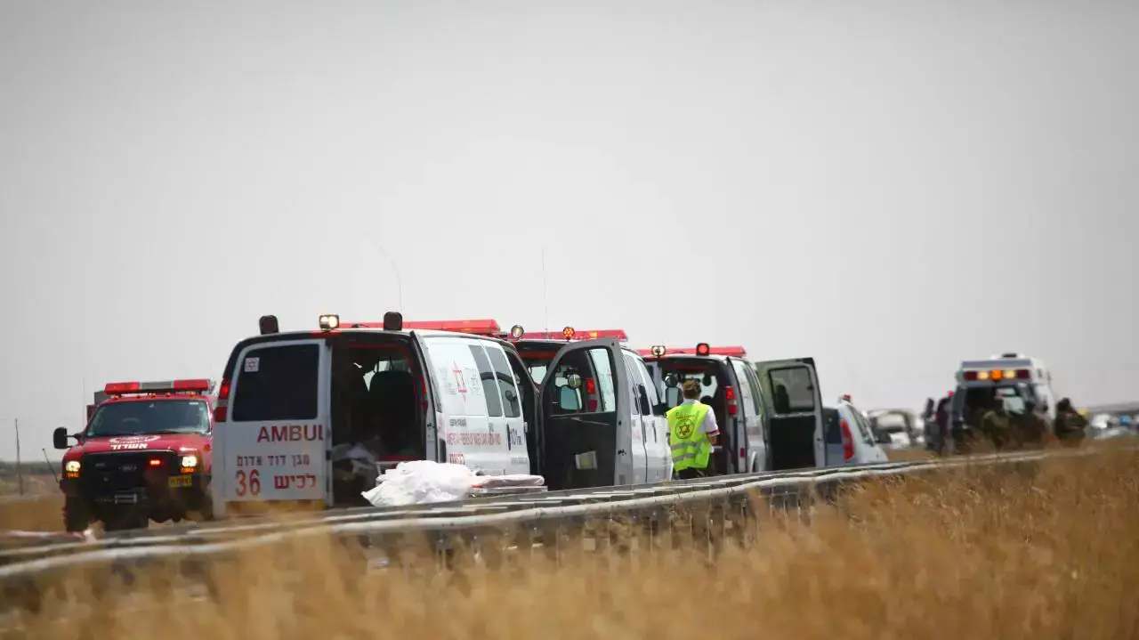תאונה קטלנית בין אוטובוס למשאית במחלף שורק בכביש 6, אוגוסט 2013