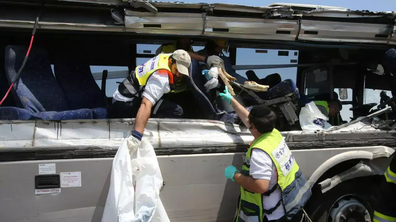תאונה קטלנית בין אוטובוס למשאית במחלף שורק בכביש 6, אוגוסט 2013 תאונה קטלנית בין אוטובוס למשאית במחלף שורק בכביש 6, אוגוסט 2013