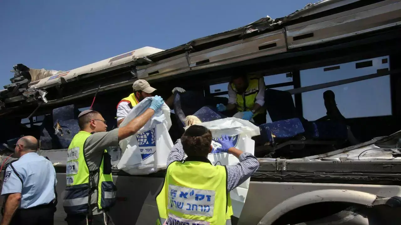 תאונה קטלנית בין אוטובוס למשאית במחלף שורק בכביש 6, אוגוסט 2013 תאונה קטלנית בין אוטובוס למשאית במחלף שורק בכביש 6, אוגוסט 2013