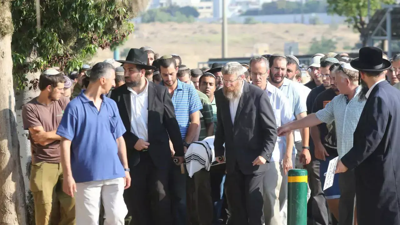 הלווייתו של יונתן תורג'מן שנהרג בתאונה בכביש 6 במחלף שורק. אוגוסט 2013
