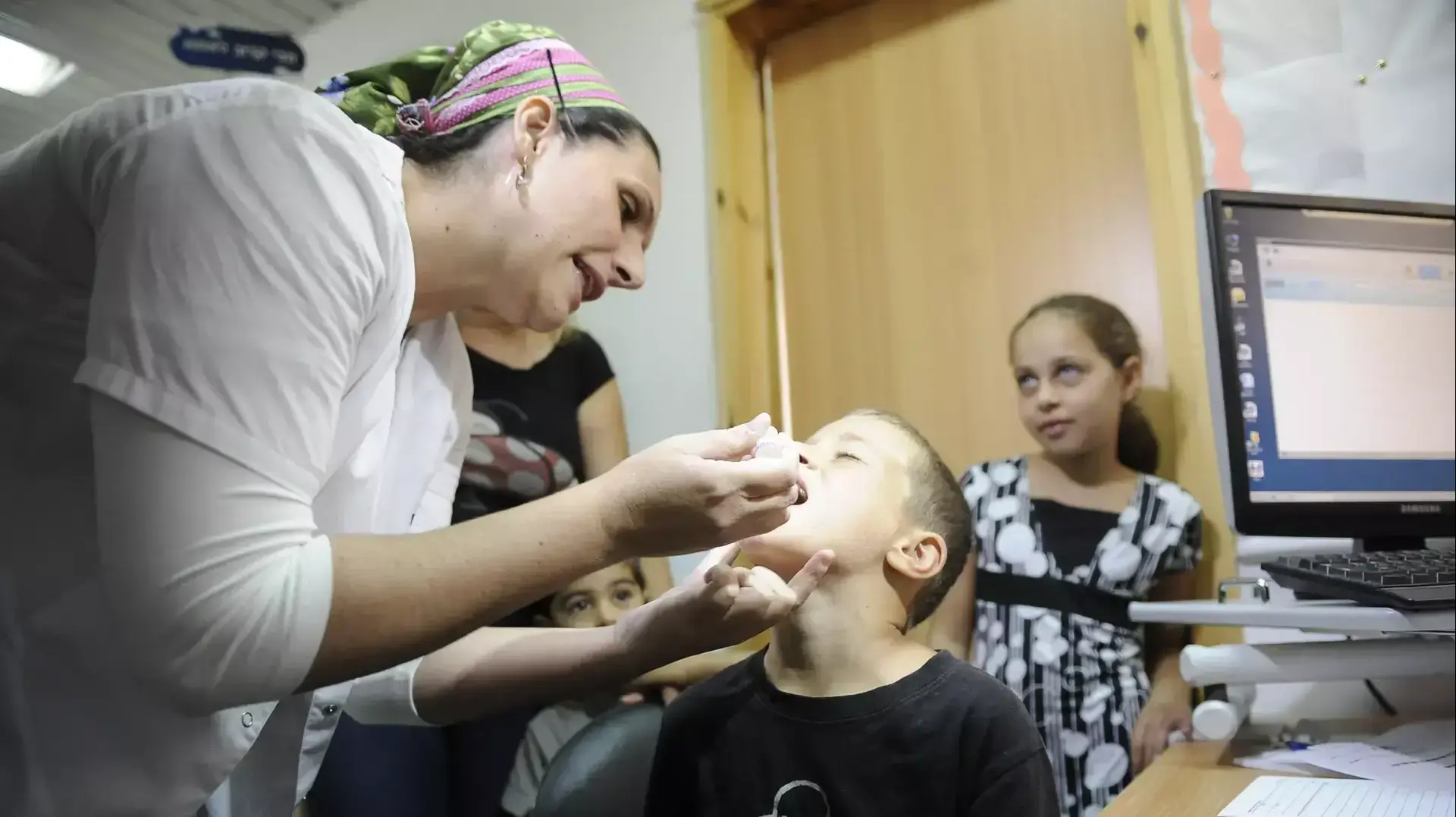 ילדים בדרום הארץ מתחסנים נגד פוליו. אוגוסט 2013