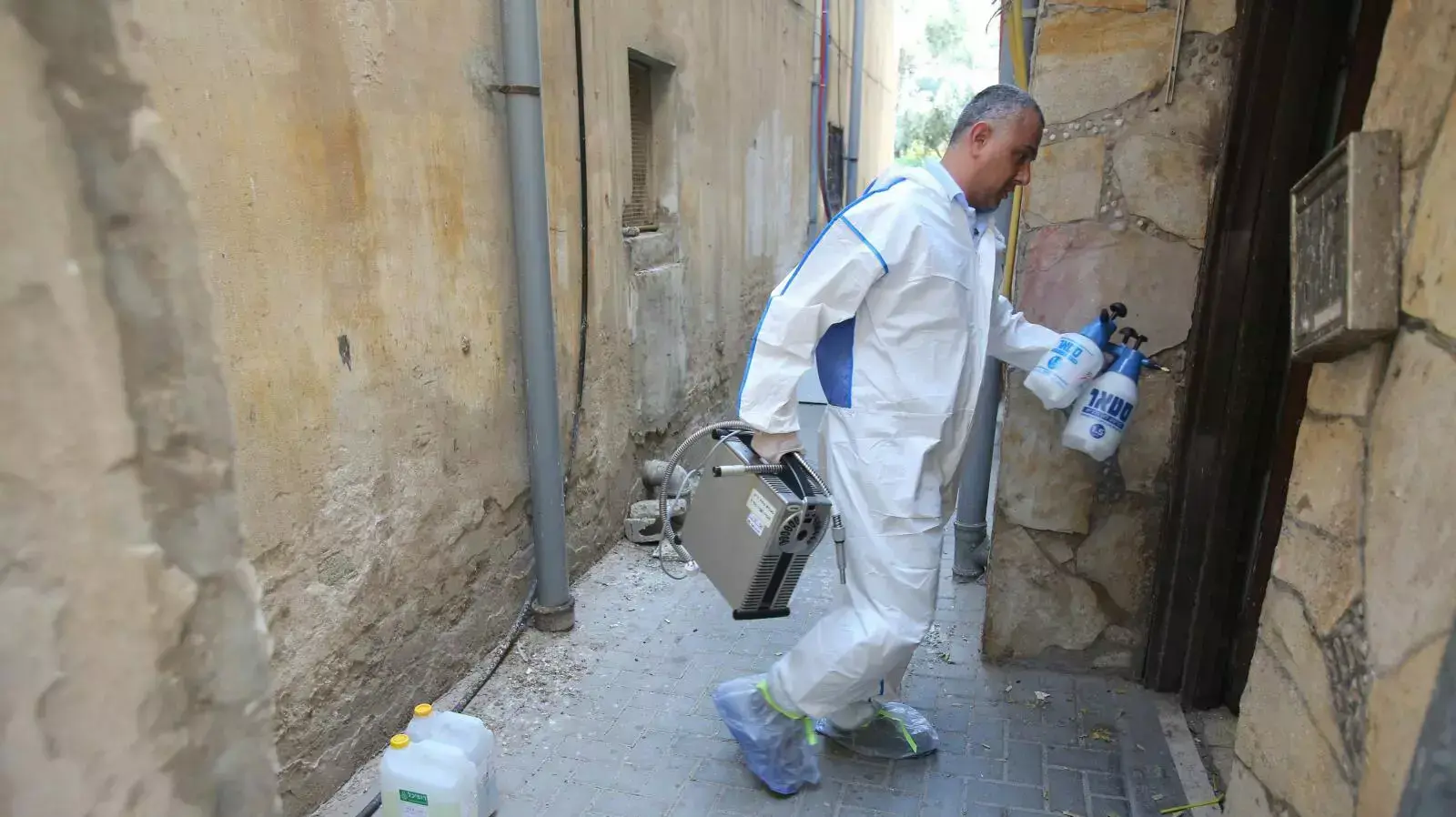 צוותי מז"פ בדירה בשכונת התקווה בה בוצע רצח אילונה דניס שגופתה בותרה והוכנסה למזוודה, אוגוסט 2013 צוותי מז"פ בדירה בשכונת התקווה בה בוצע רצח אילונה דניס שגופתה בותרה והוכנסה למזוודה, אוגוסט 2013