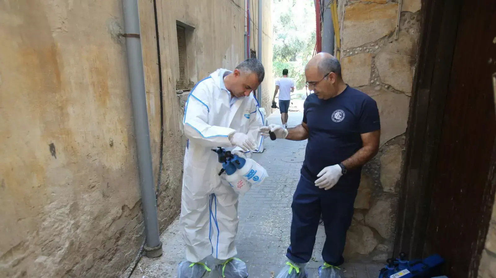 צוותי מז"פ בדירה בשכונת התקווה בה בוצע רצח אילונה דניס שגופתה בותרה והוכנסה למזוודה, אוגוסט 2013