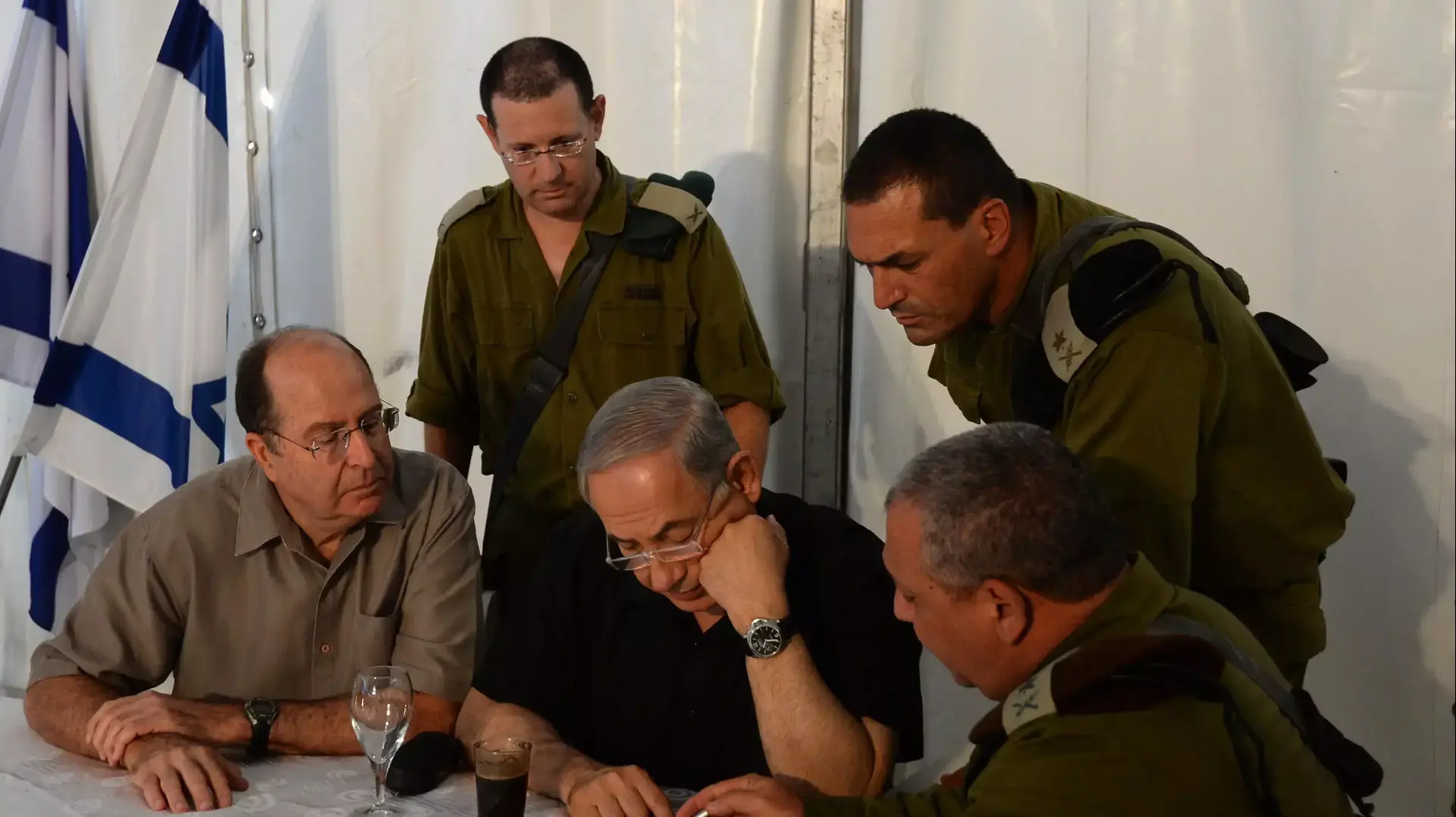 רוה"מ נתניהו ושר הביטחון מקבלים עידכון על פעילות צה"ל בצפון במהלך סיור בעירה הבהד"ים. רוה"מ נתניהו ושר הביטחון מקבלים עידכון על פעילות צה"ל בצפון במהלך סיור בעירה הבהד"ים.