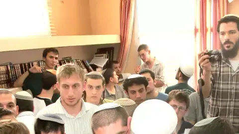הרב מרדכי, מוטי אלון, במהלך דרשה לתלמידיו, היום 16 בפברואר 2010 הרב מרדכי, מוטי אלון, במהלך דרשה לתלמידיו, היום 16 בפברואר 2010