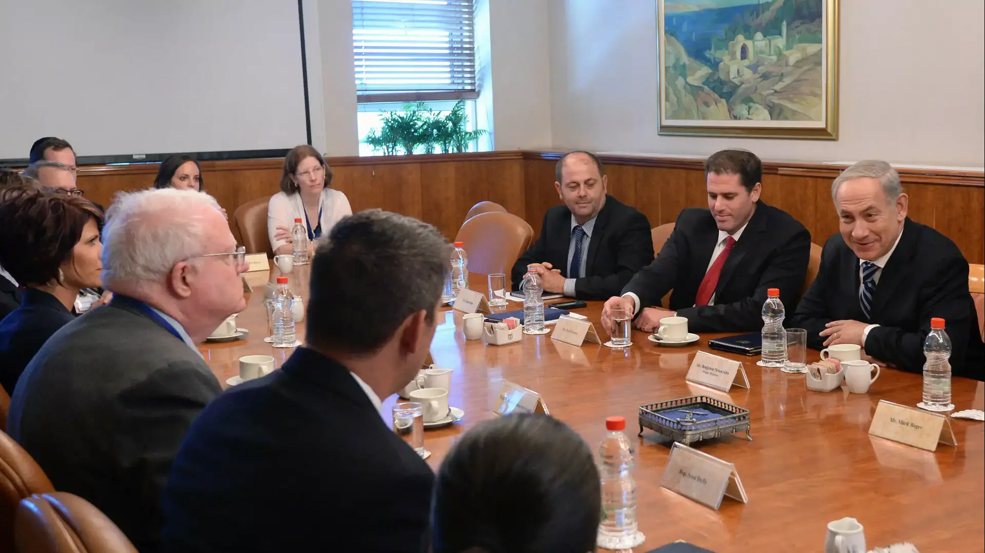 ראש הממשלה נושא הצהרה במהלך פגישה עם חברי קונגרס אמריקאי. אוגוסט 2013 ראש הממשלה נושא הצהרה במהלך פגישה עם חברי קונגרס אמריקאי. אוגוסט 2013
