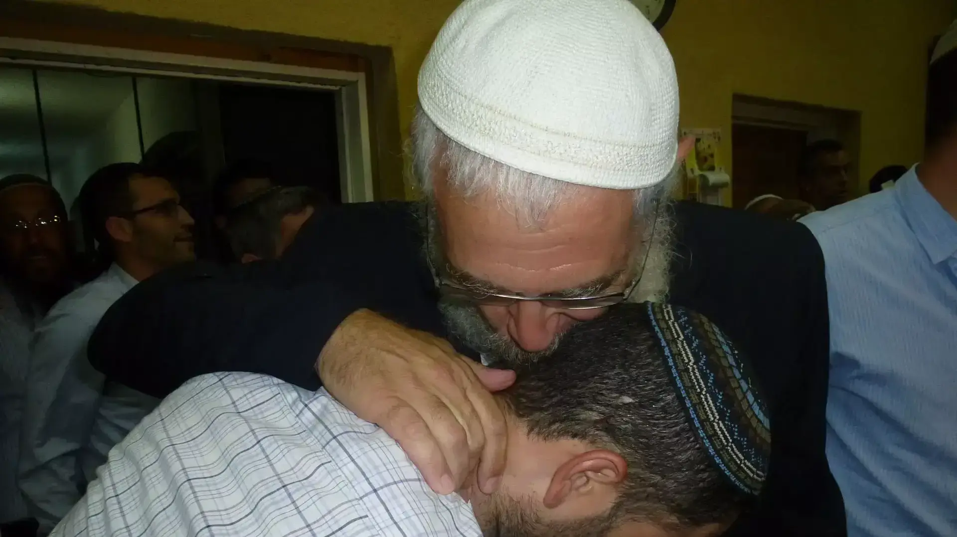 הרב מוטי אלון בדרשה השבועית לאחר שהורשע במעשים מגונים. אוגוסט 2013 הרב מוטי אלון בדרשה השבועית לאחר שהורשע במעשים מגונים. אוגוסט 2013