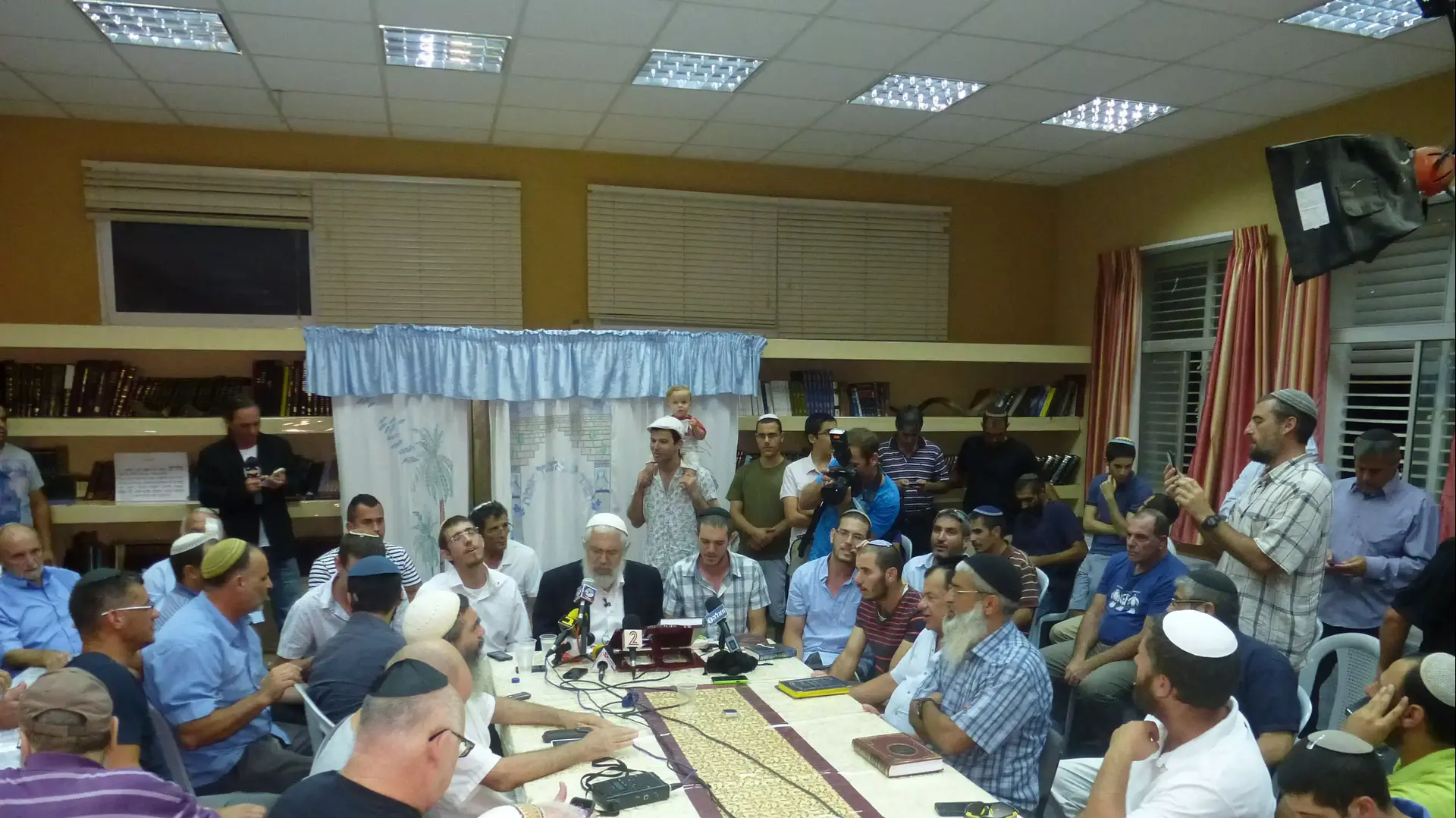 הרב מוטי אלון בדרשה השבועית לאחר שהורשע במעשים מגונים. אוגוסט 2013 הרב מוטי אלון בדרשה השבועית לאחר שהורשע במעשים מגונים. אוגוסט 2013