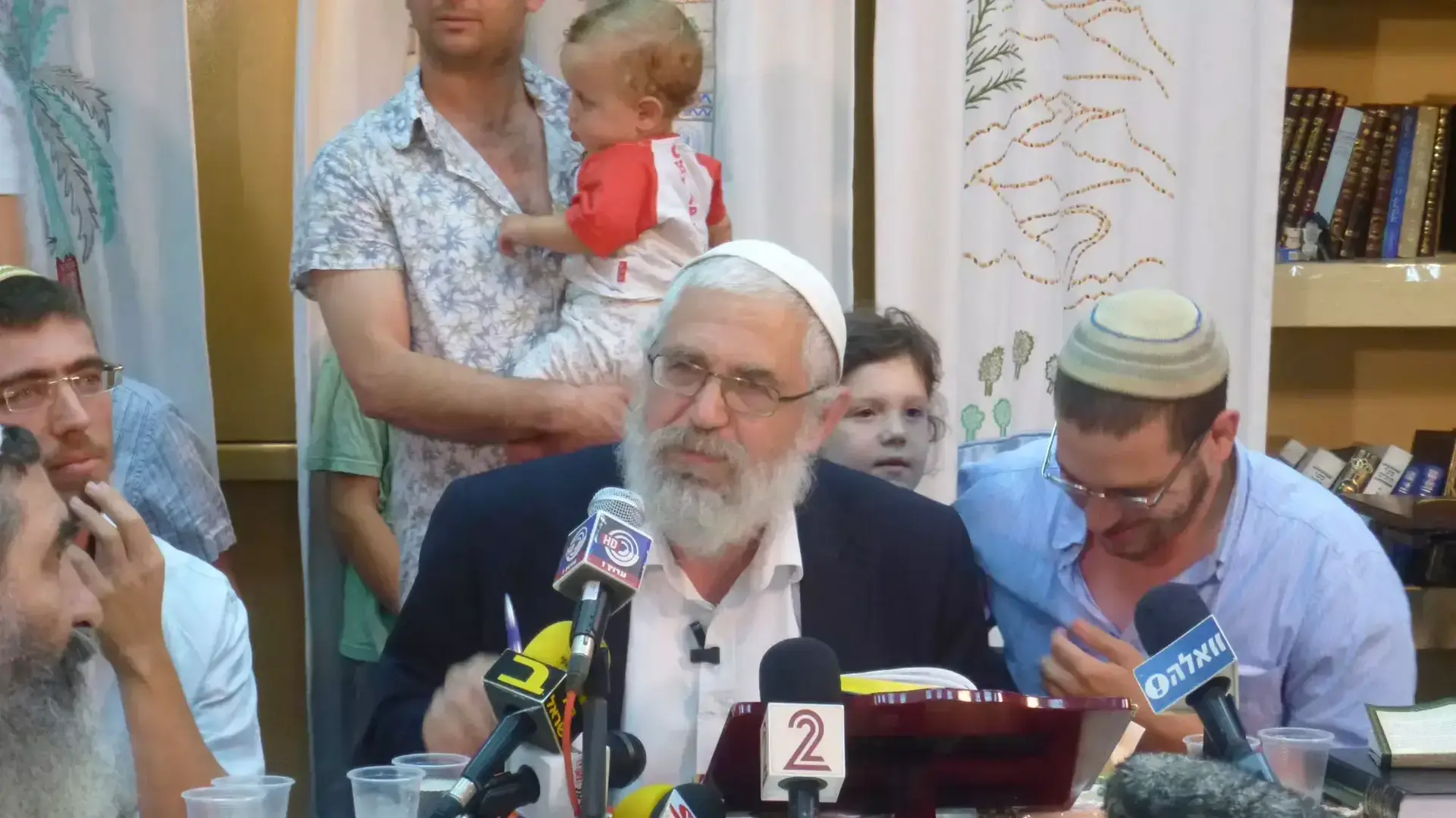 הרב מוטי אלון בדרשה השבועית לאחר שהורשע במעשים מגונים. אוגוסט 2013 הרב מוטי אלון בדרשה השבועית לאחר שהורשע במעשים מגונים. אוגוסט 2013