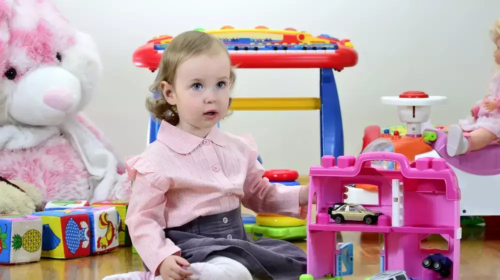 ילדה מוקפת משחקים ילדה מוקפת משחקים
