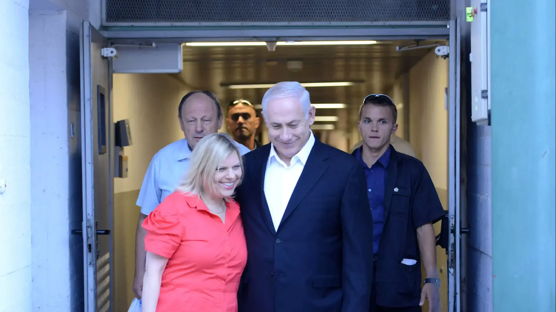 ראש הממשלה בנימין נתניהו יוצא מבית החולים הדסה עין כרם ראש הממשלה בנימין נתניהו יוצא מבית החולים הדסה עין כרם
