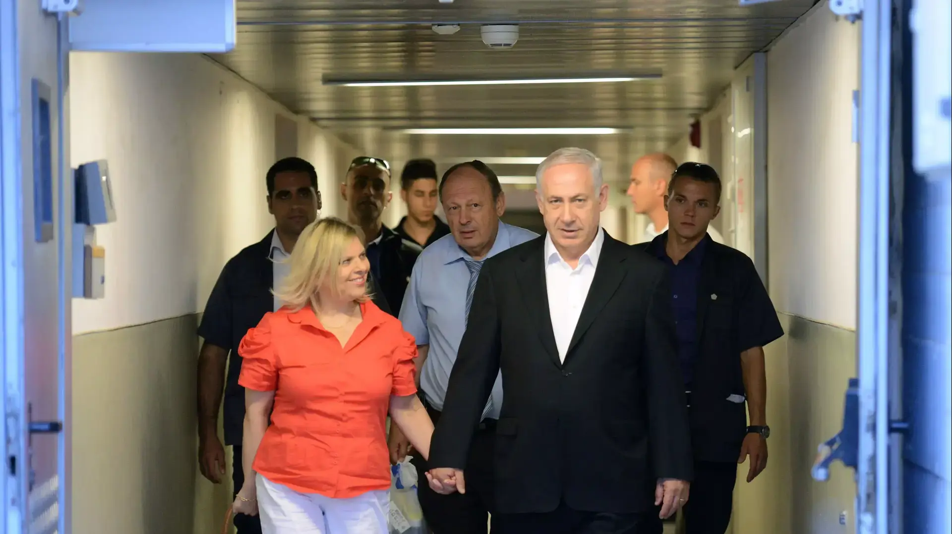 ראש הממשלה בנימין נתניהו יוצא מבית החולים הדסה עין כרם ראש הממשלה בנימין נתניהו יוצא מבית החולים הדסה עין כרם