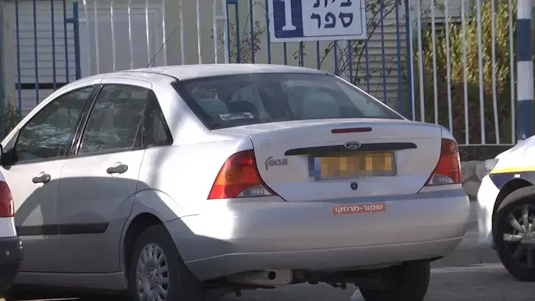 הרכב בו פעוט בן שלוש נשכח ברכב מול מרכז הקליטה בבאר שבע. אוגוסט 2013
