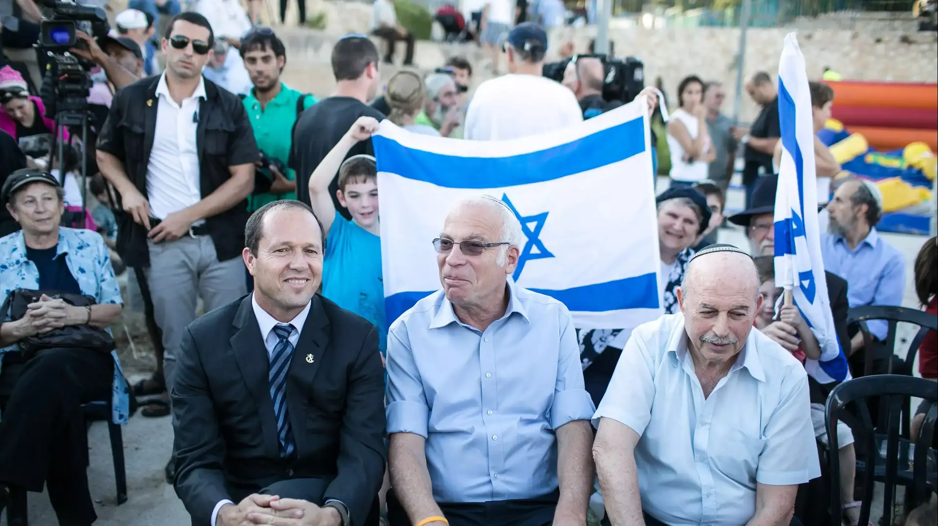ניר ברקת אורי אריאל וניסן סלומיאנסקי בהנחת אבן פינה לשכונה חדשה בין ג'בל מוכבר לארמון הנציב. אוגוסט 2013
