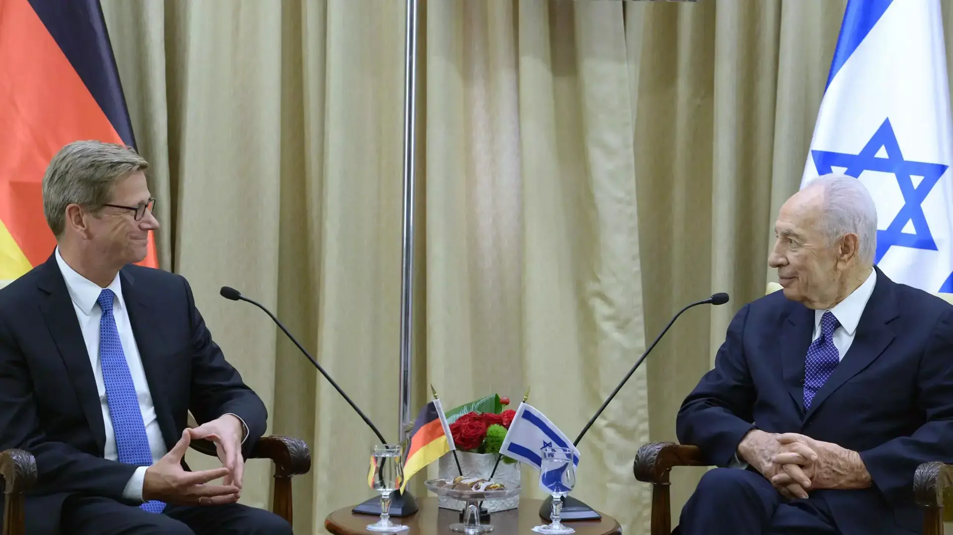 נשיא המדינה שמעון פרס בפגישה עם שר החוץ הגרמני גידו וסטרוולה בירושלים, 11 באוגוסט 2013 נשיא המדינה שמעון פרס בפגישה עם שר החוץ הגרמני גידו וסטרוולה בירושלים, 11 באוגוסט 2013