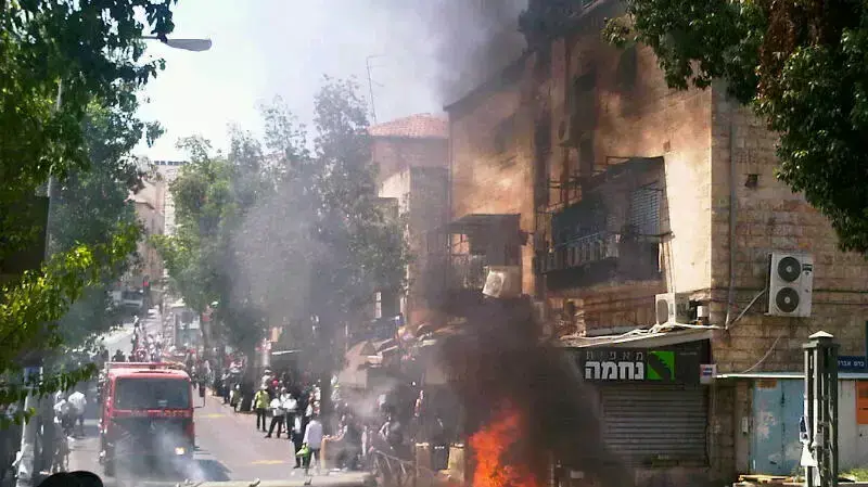 שכונת גאולה ומאה שערים נחסמו לתנועה עקב פחים שהוצתו בעקבות החפירות במתחם גולונבציץ בבית שמש, אוגוסט 2013 שכונת גאולה ומאה שערים נחסמו לתנועה עקב פחים שהוצתו בעקבות החפירות במתחם גולונבציץ בבית שמש, אוגוסט 2013